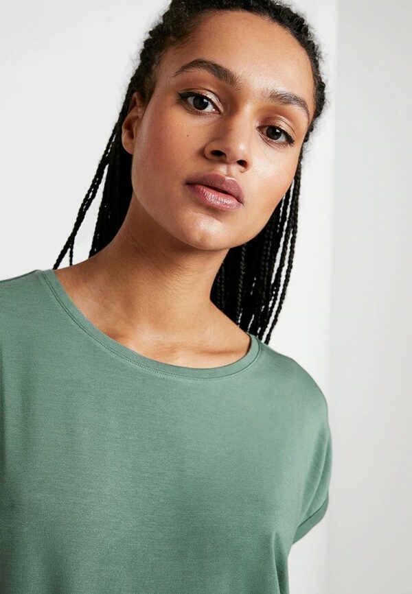 Laurel wreath woman tshirt - Image 3